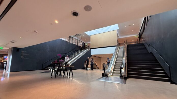 United has opened its largest airport lounge ever. Here’s what you can find inside