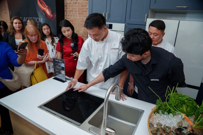 Chinese Dishwasher Aims at Bridging Cultures through Cuisine